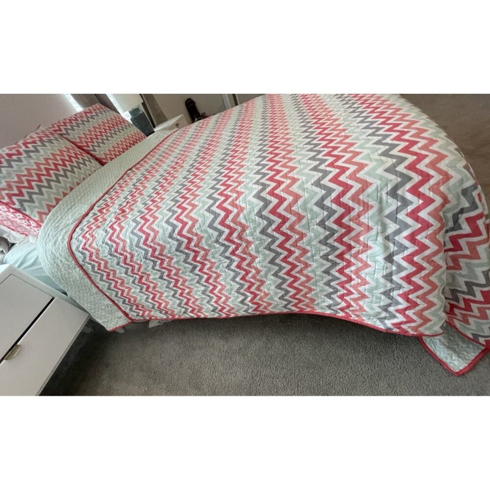 Full/Queen 3 Piece Reversible Quilt Set with Two Pillow Shams Bold Retro Chevron - Picture 9 of 14